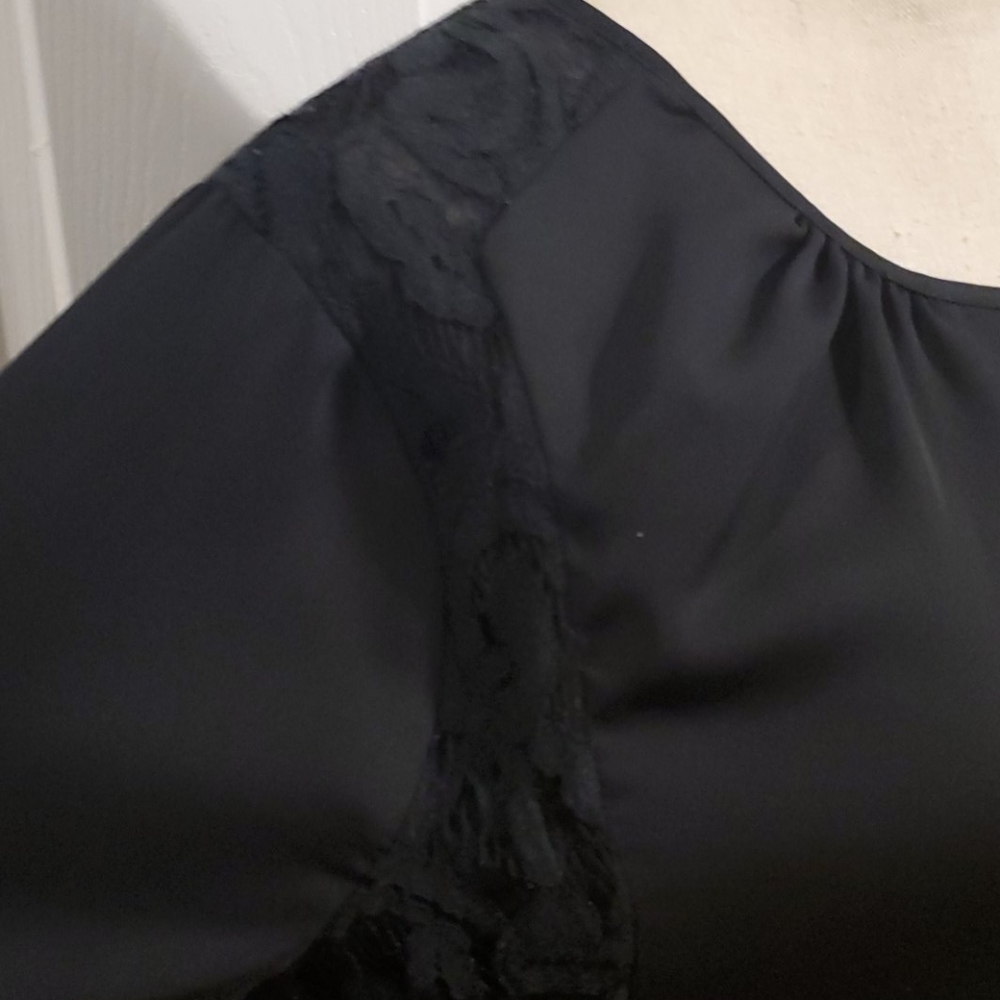 VENUS Black Keyhole front, lace sleeve long sleeve - Picture 3 of 6
